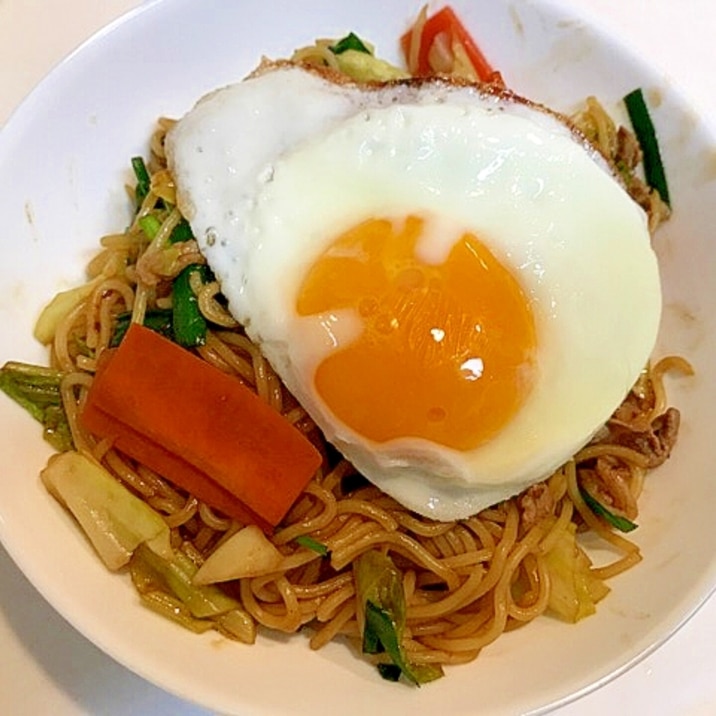 ニラたっぷりでパワーアップ☆目玉焼きそば